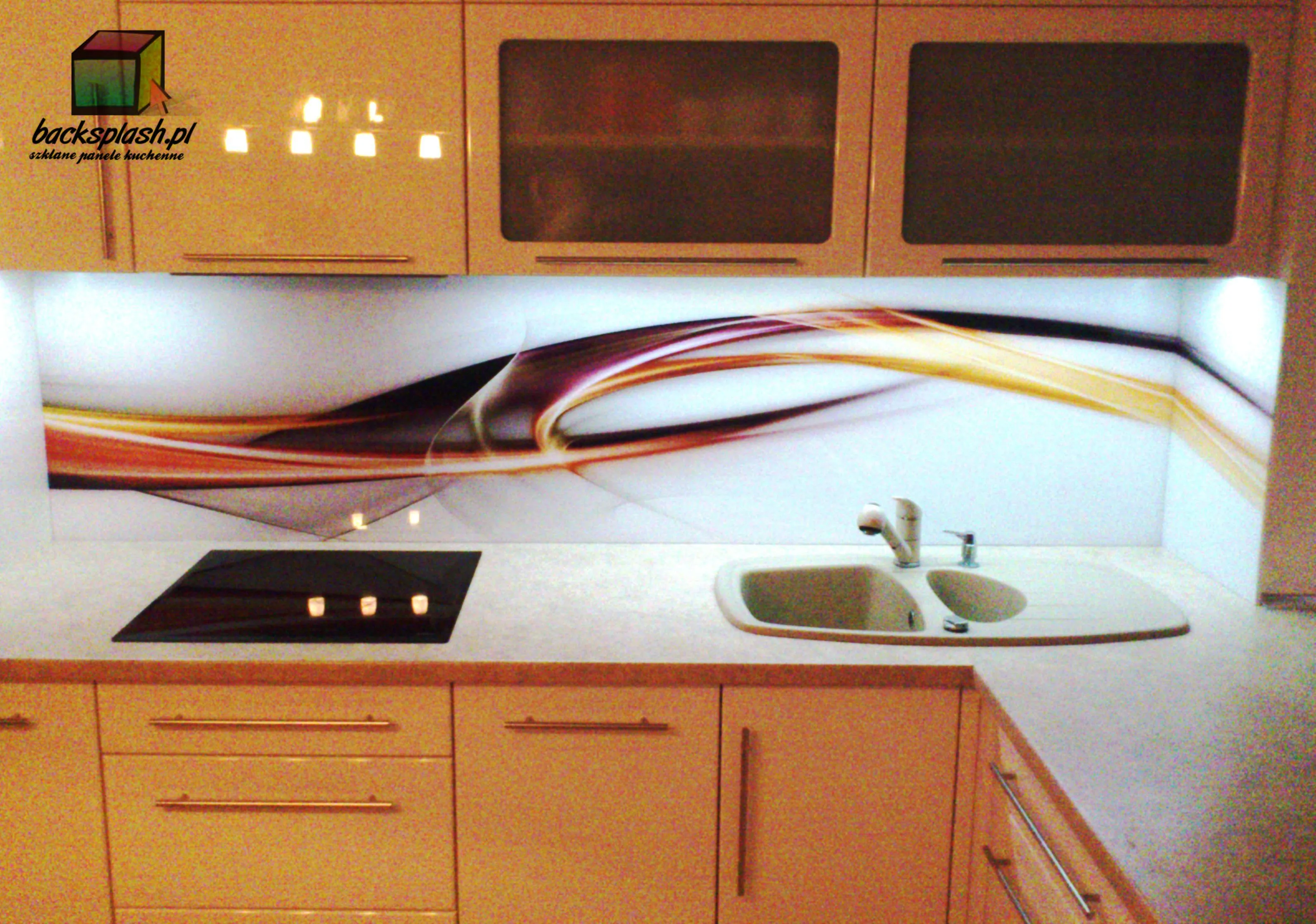 Białe panele szklane zamontowane w nowoczesnej kuchni