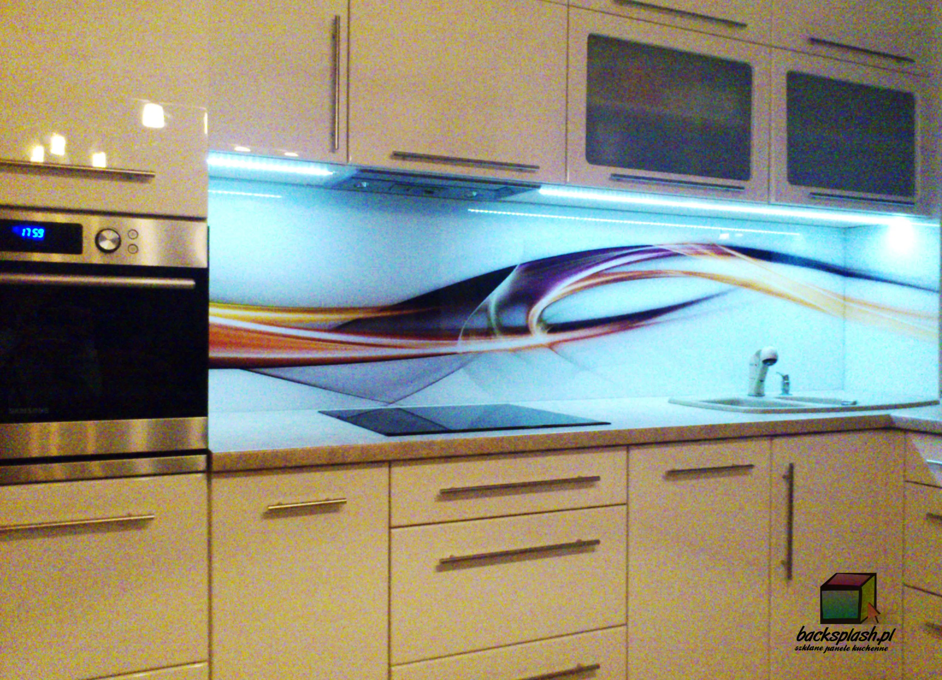 Szklany panel na wymiar zamontowany w nowoczesnej kuchni — realizacja Backsplash.pl