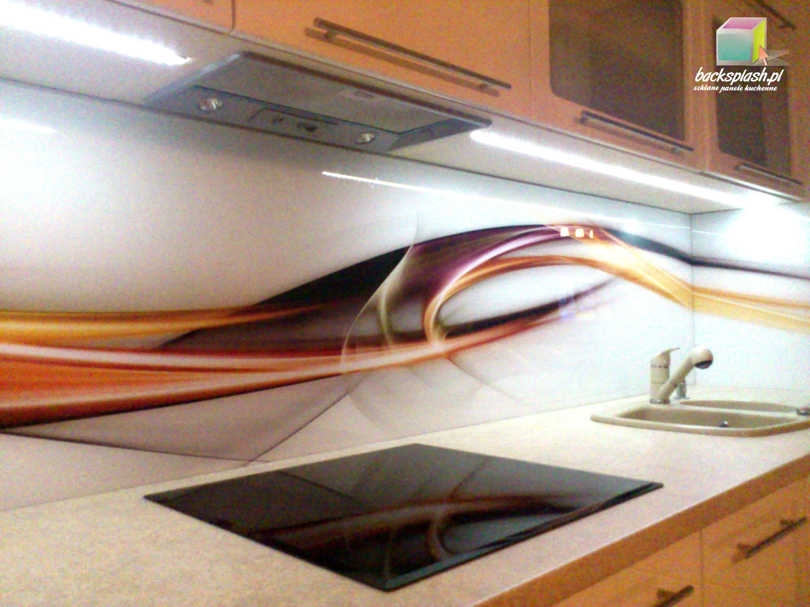 Panel szklany z hartowanego szkła ESG zamontowany w nowoczesnej kuchni