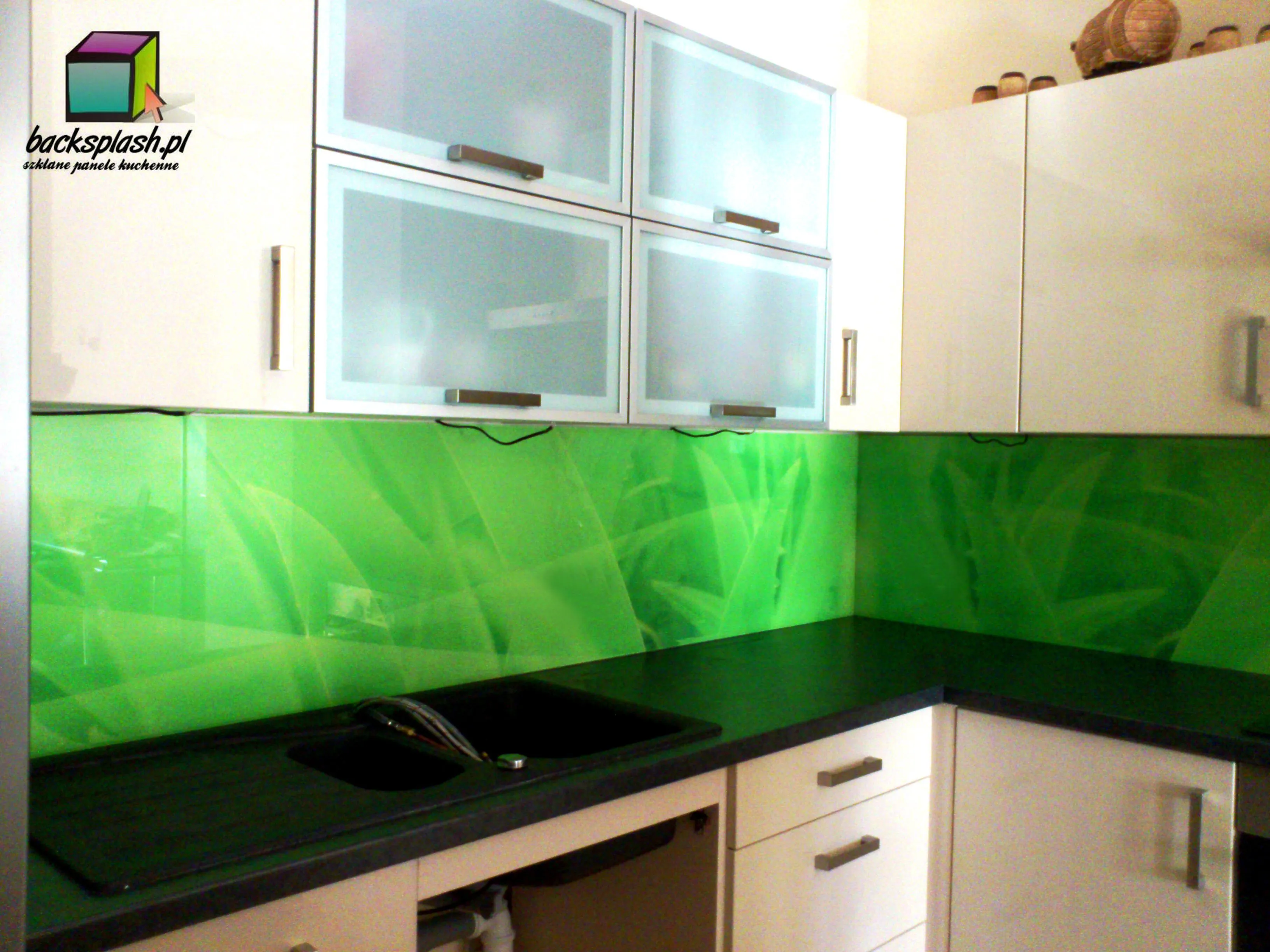 Elegancki panel ze szkła hartowanego z graficznym wzorem w kuchni