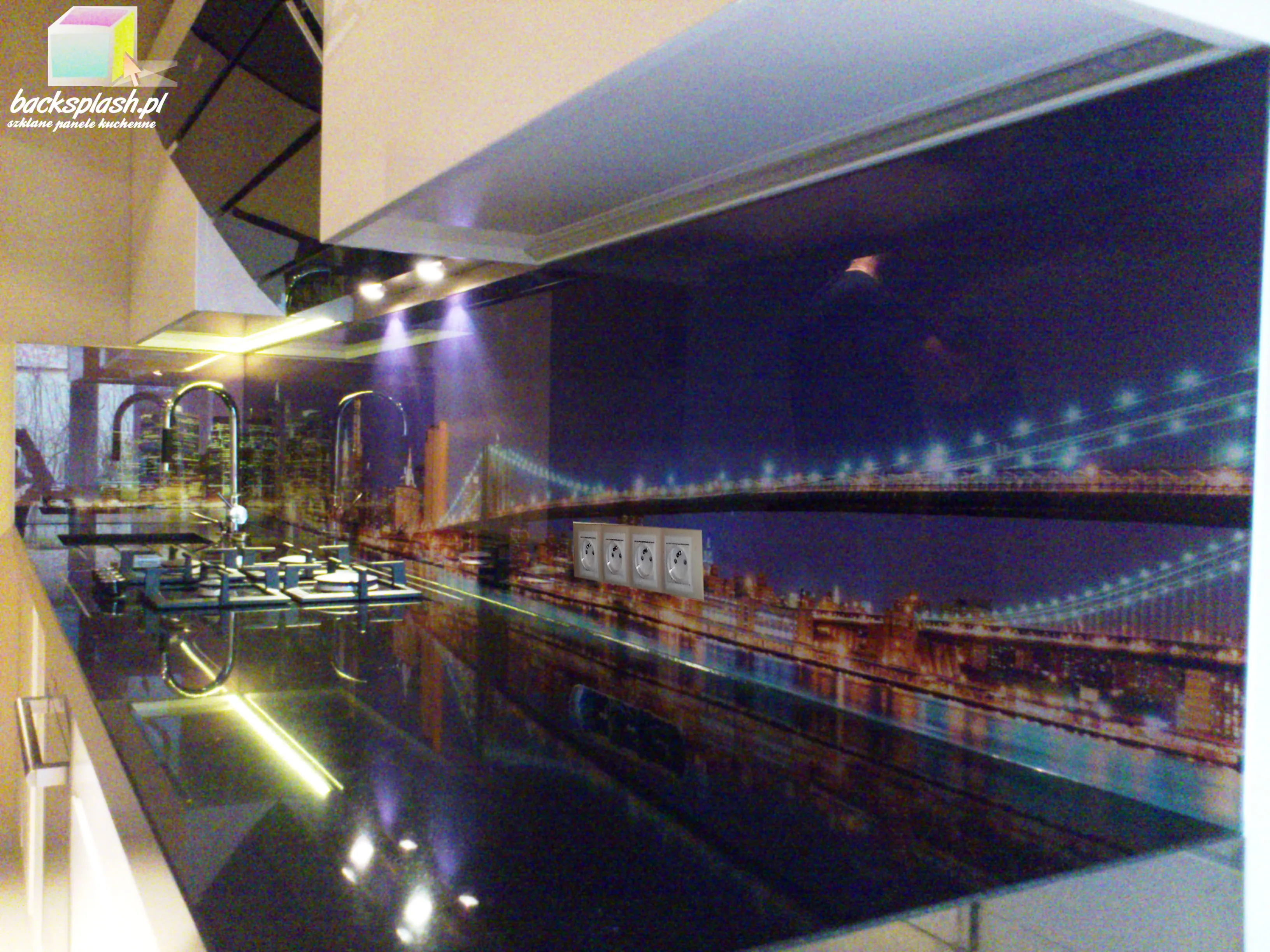 Panel szklany z motywem łupka w kuchni industrialnej