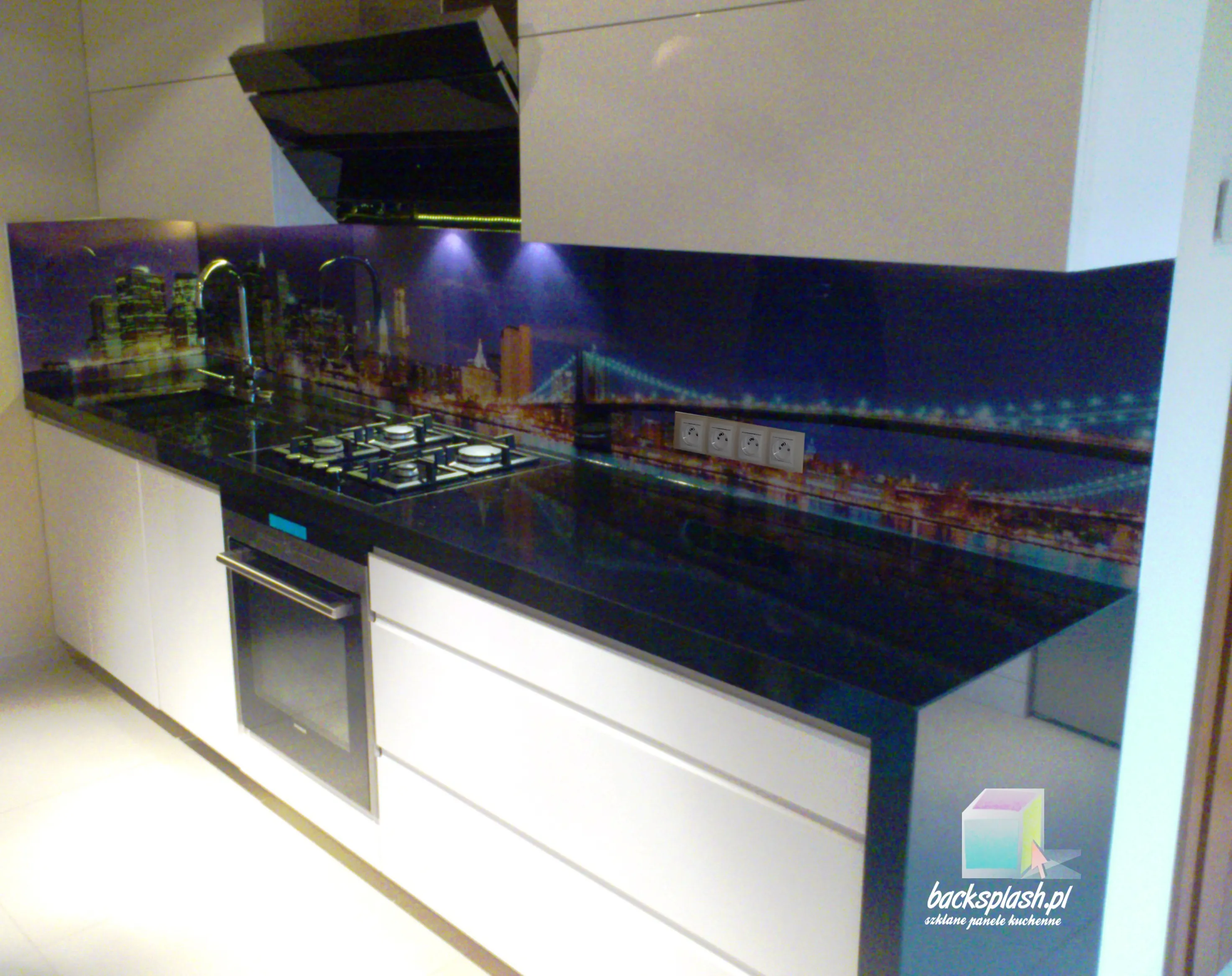 Profesjonalny pomiar ściany pod szklany panel na wymiar