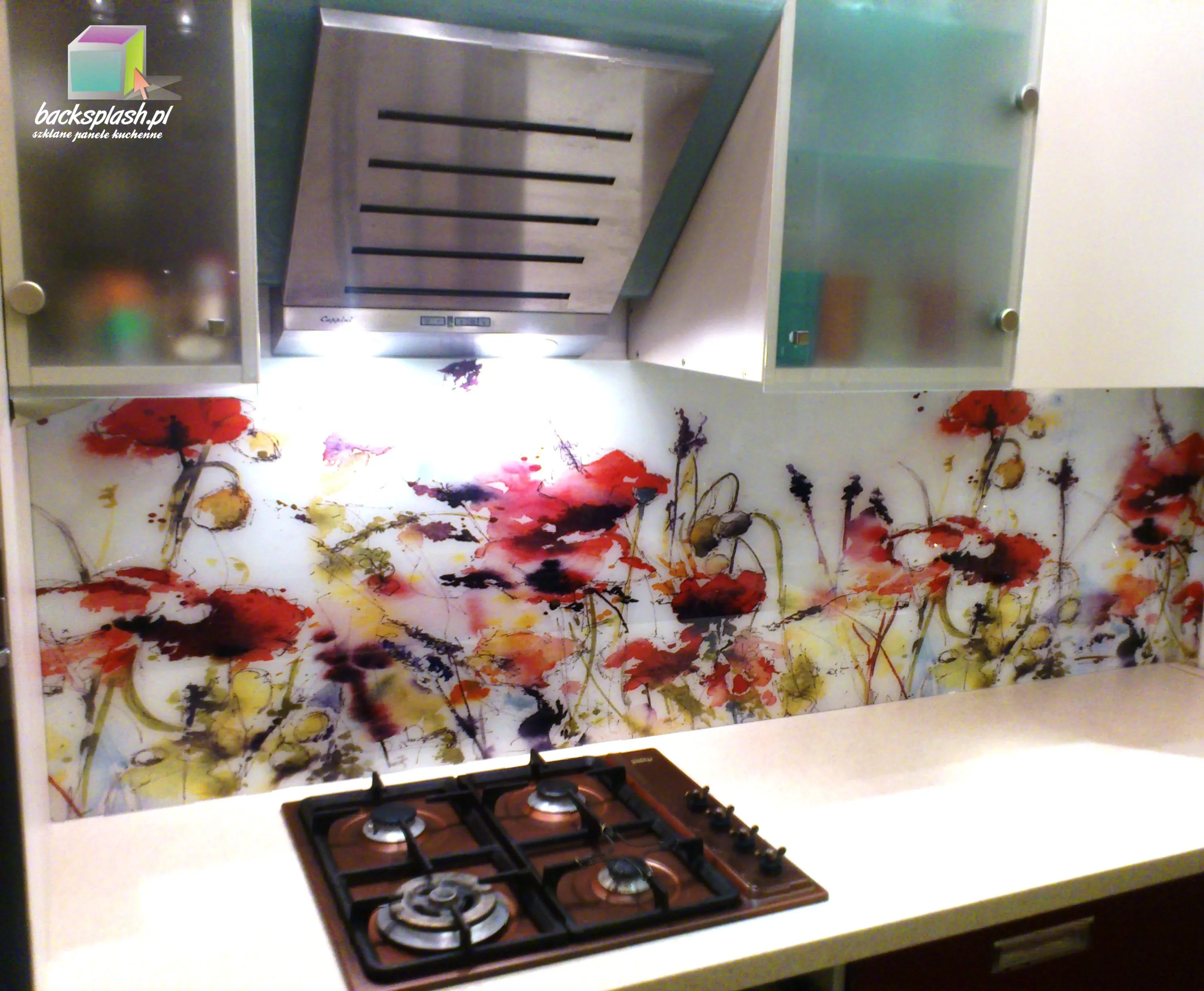 Panel szklany zamontowany za kuchenką w nowoczesnej kuchni — odporność na temperaturę