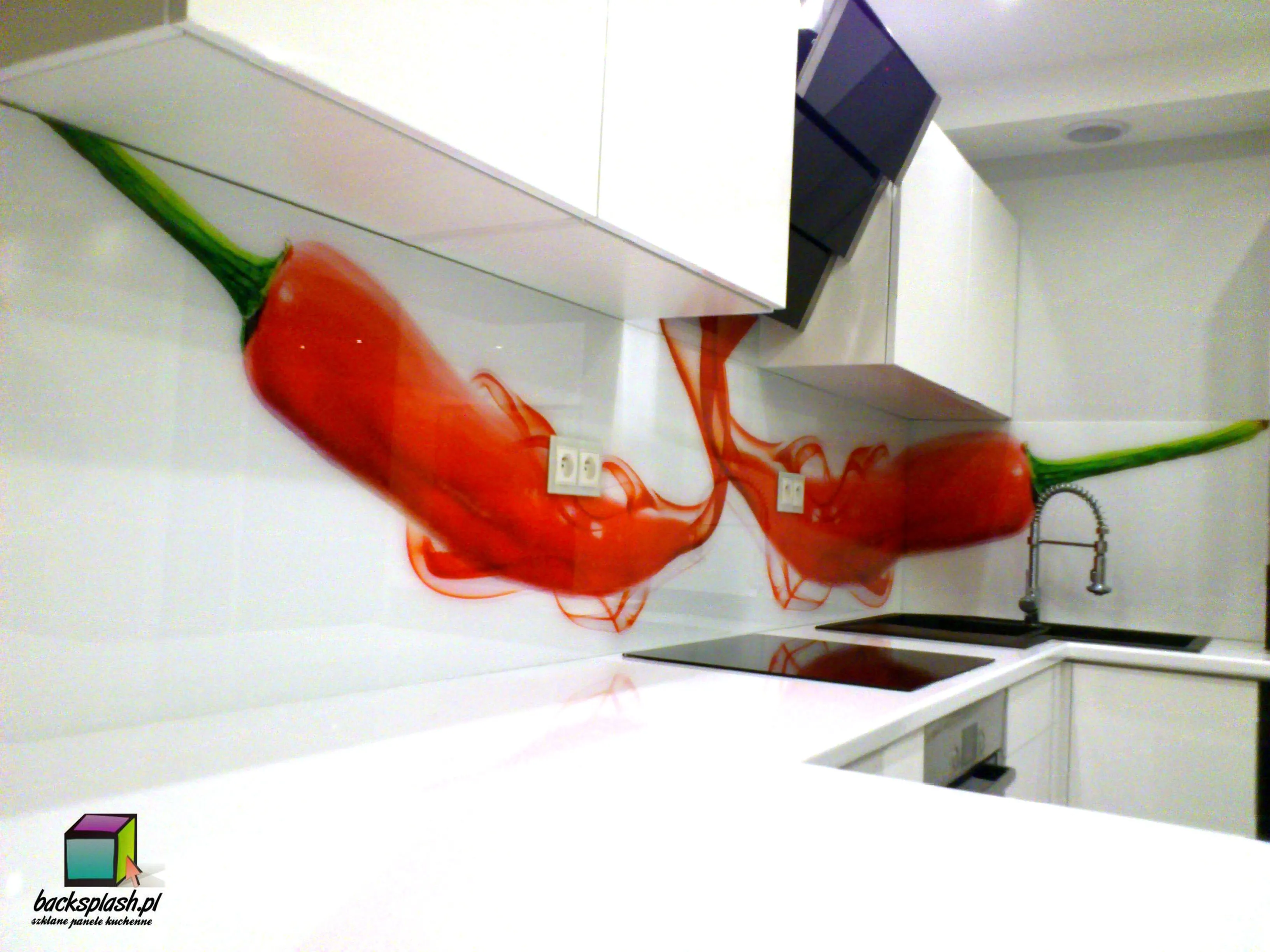 Elegancki panel szklany z kolorowym nadrukiem zamontowany w kuchni nad blatem