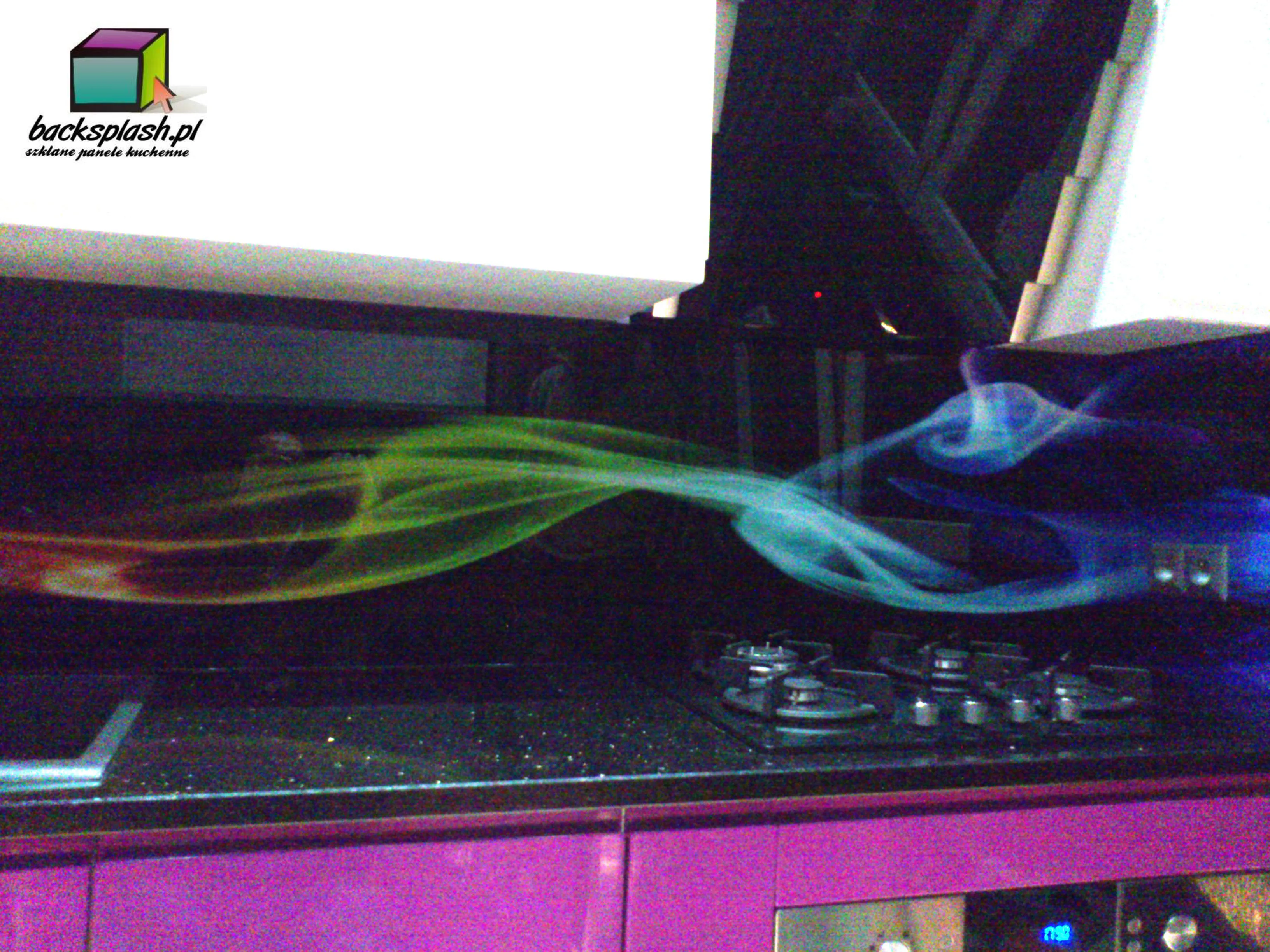 Panel szklany laminowany VSG w nowoczesnej kuchni z wyspą