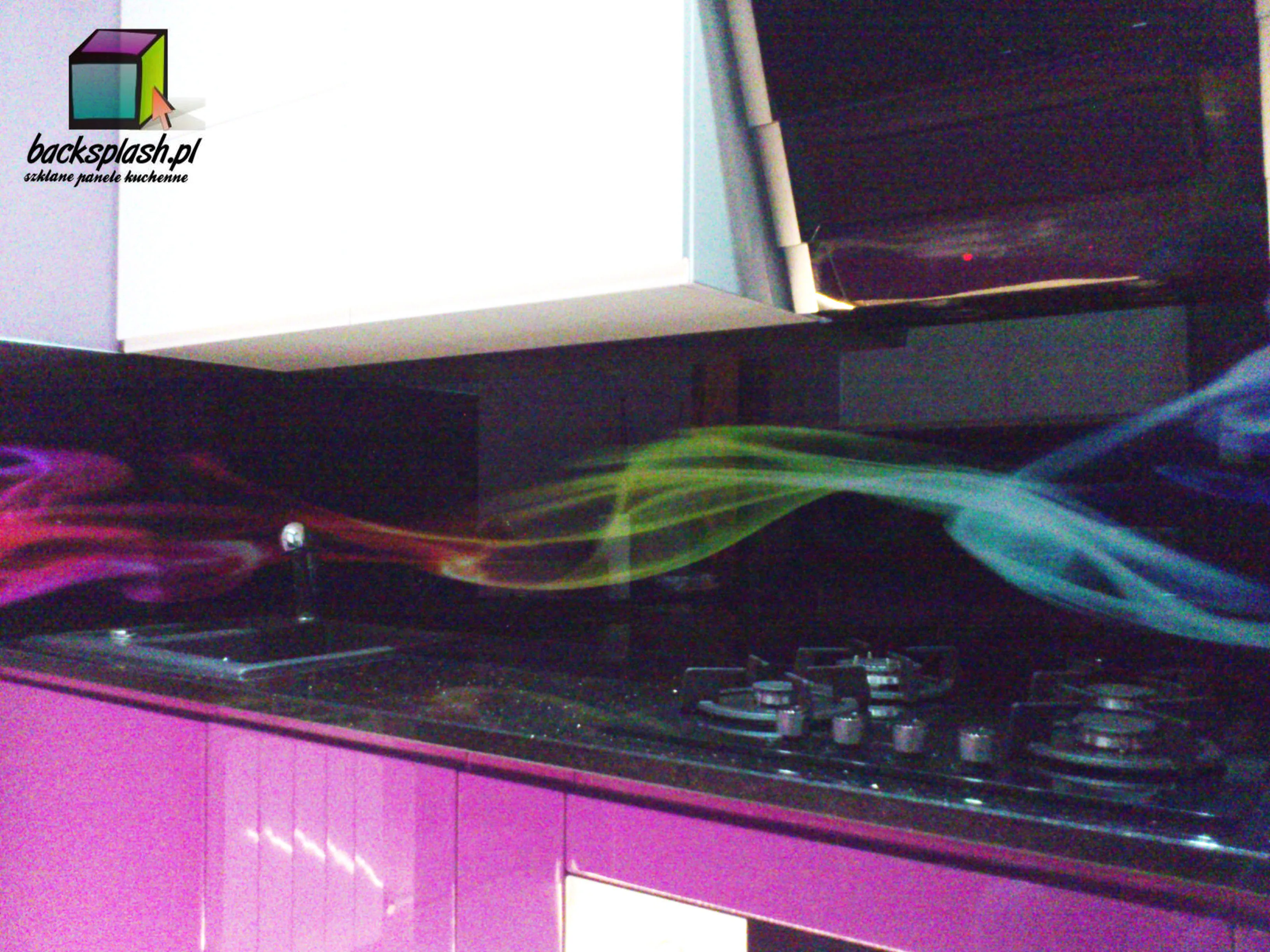 Montaż szklanego panelu na wymiar w kuchni — ekipa Backsplash.pl