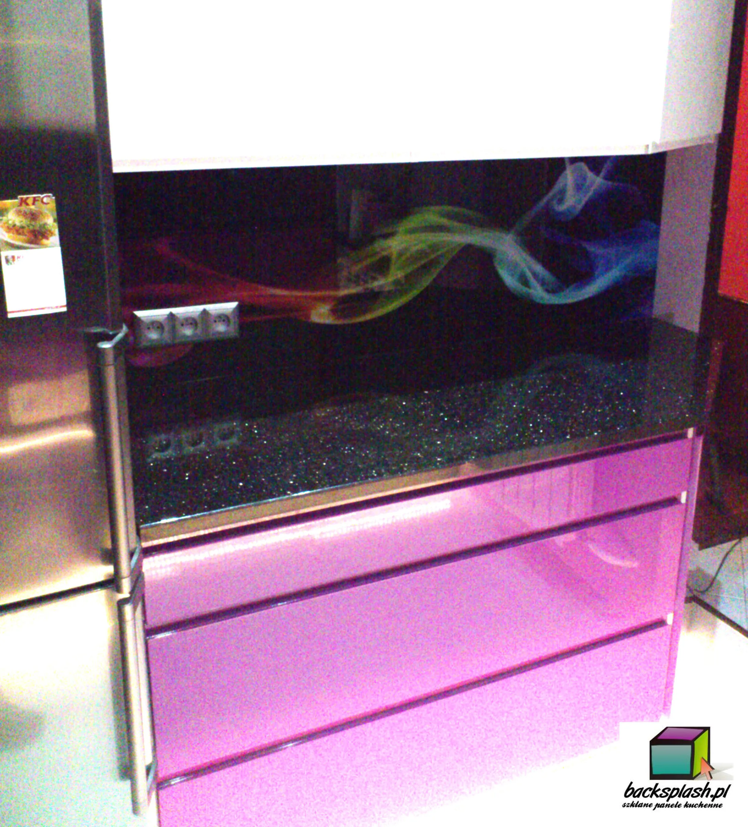 Panel szklany za kuchenką gazową — zachowanie bezpiecznych odległości