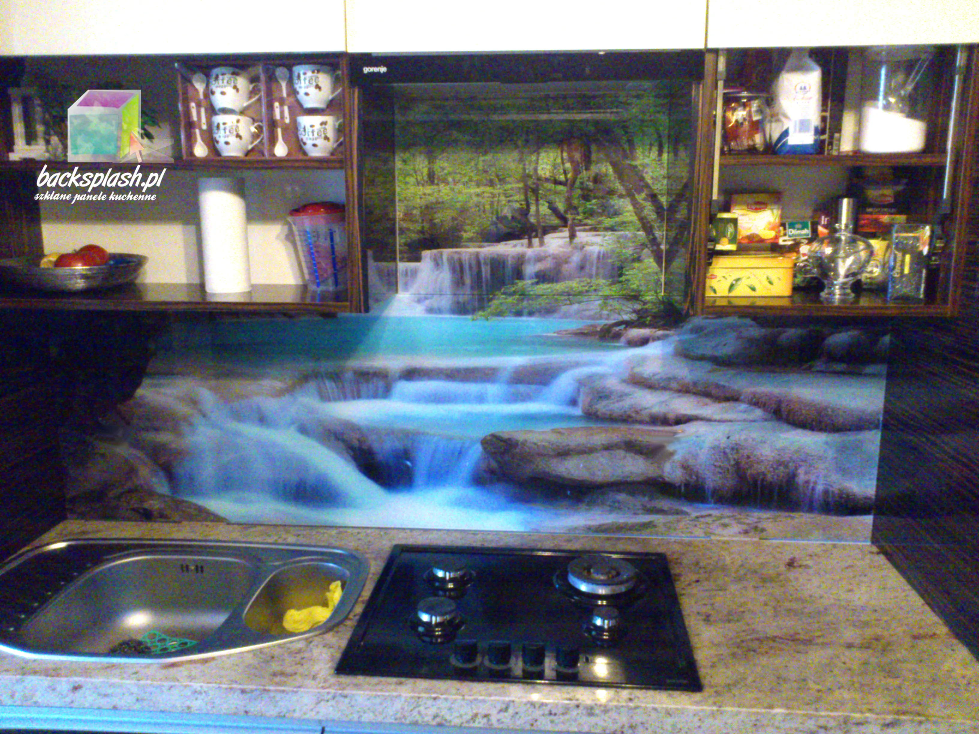 Bezpieczny montaż panelu szklanego — zachowanie odległości od źródła ciepła