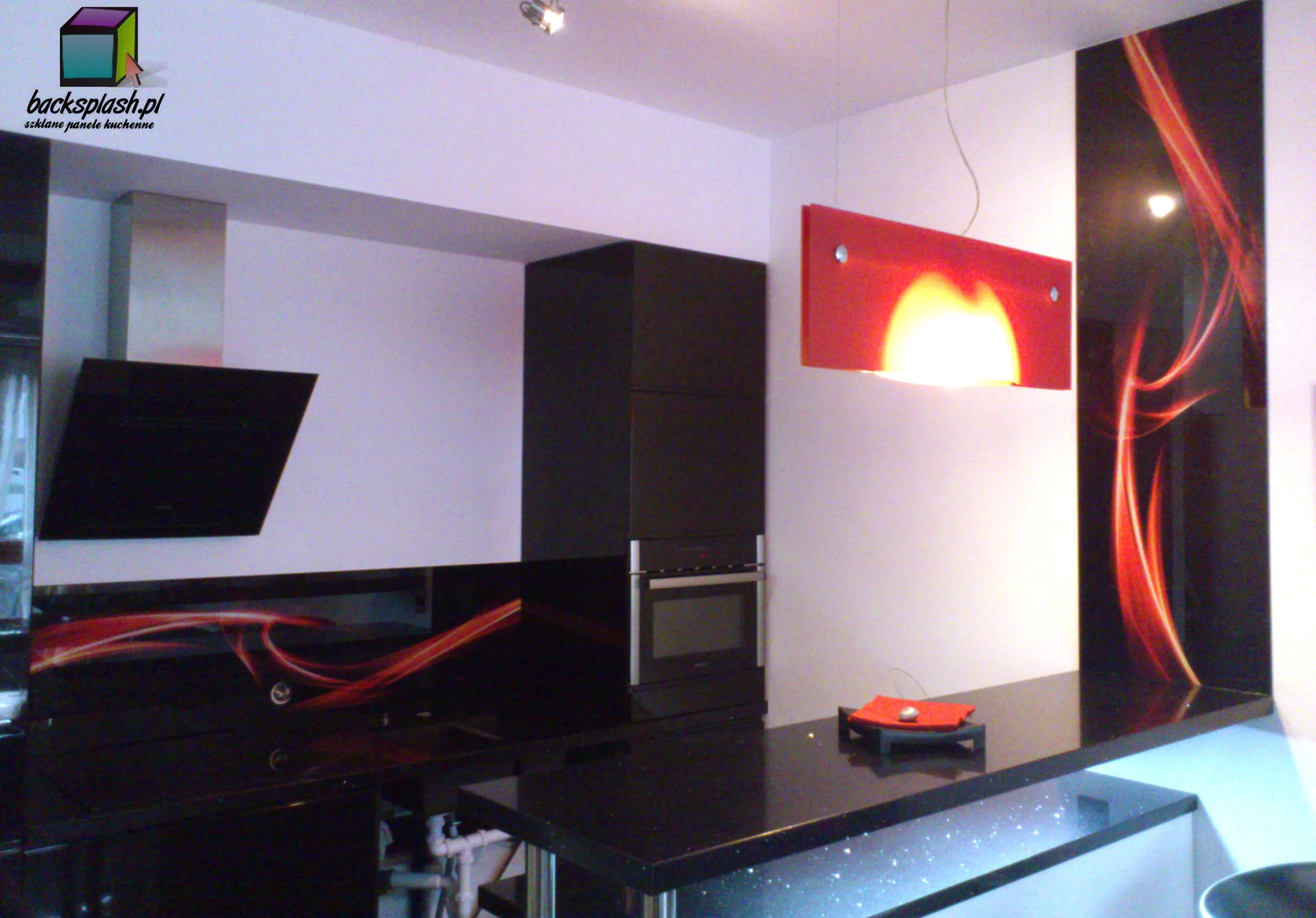 Panel szklany z podświetleniem LED RGB w ciemnym wnętrzu