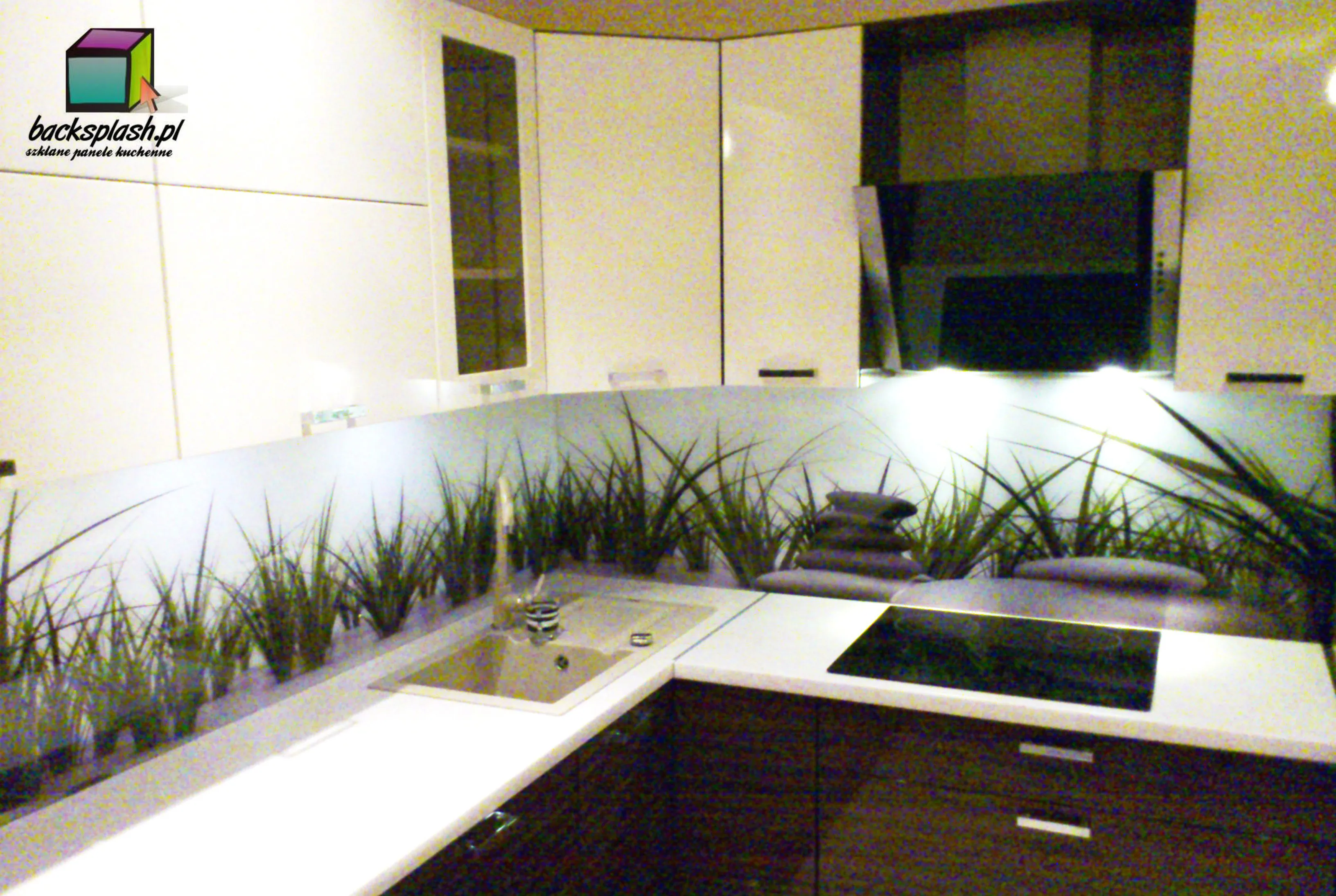 Łazienka z eleganckim panelem szklanym za umywalką